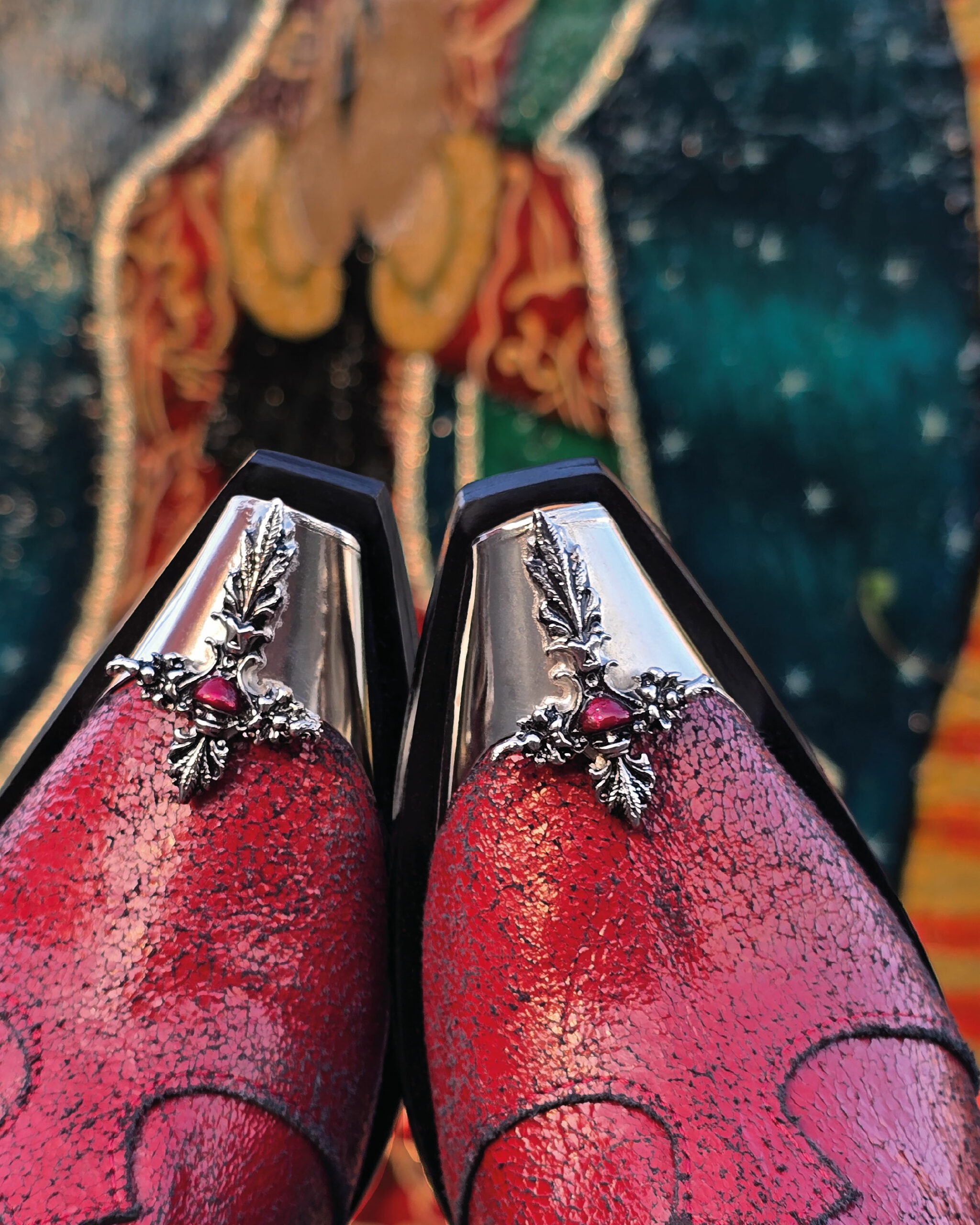 Aitana Piel Genuina Craquelado Rojo Quemado con Puntera Cruz Barroco y Corazón Rojo - Imagen 2